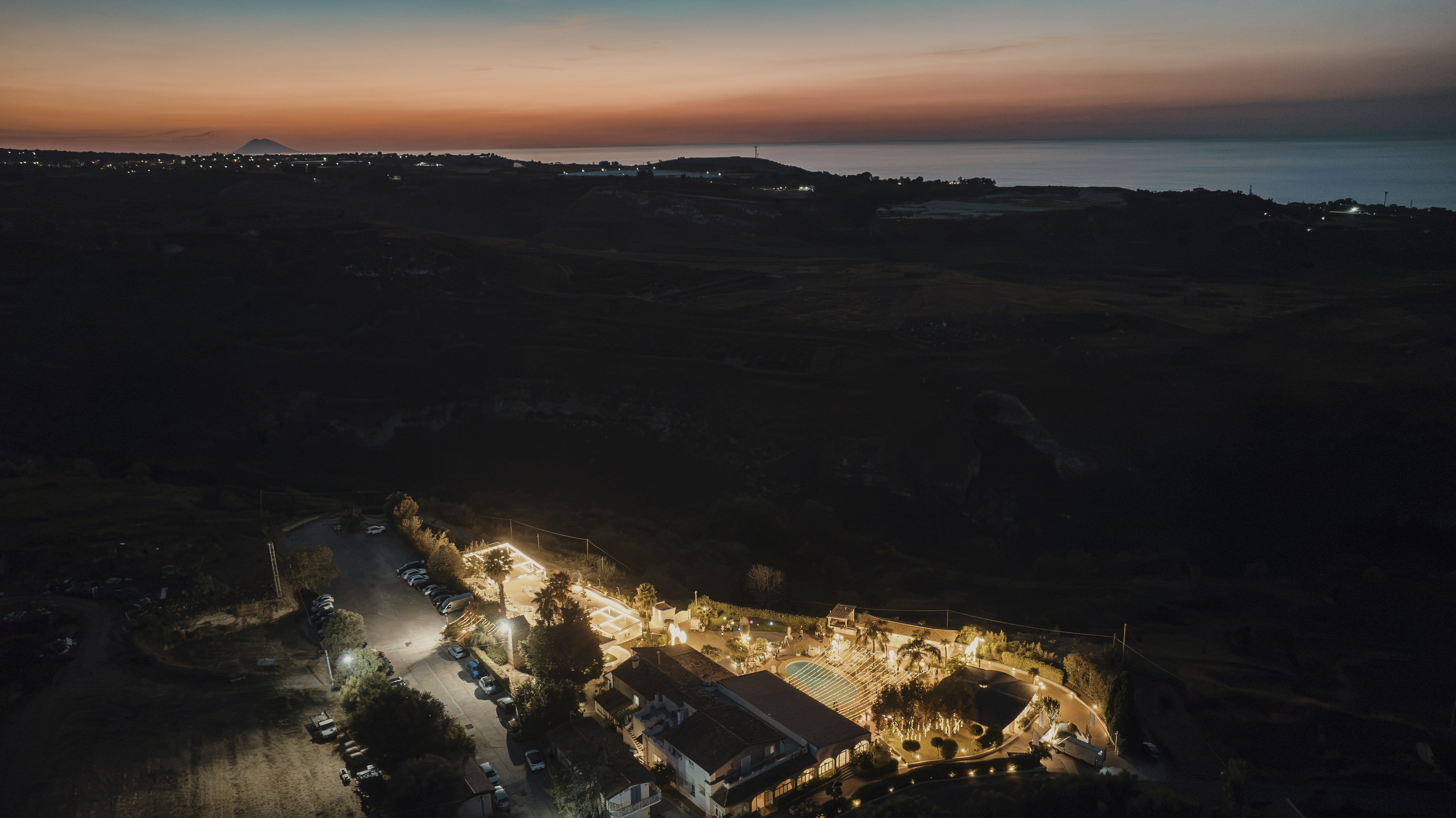 Il tramonto sul mare visto dai tetti di Villa Perara